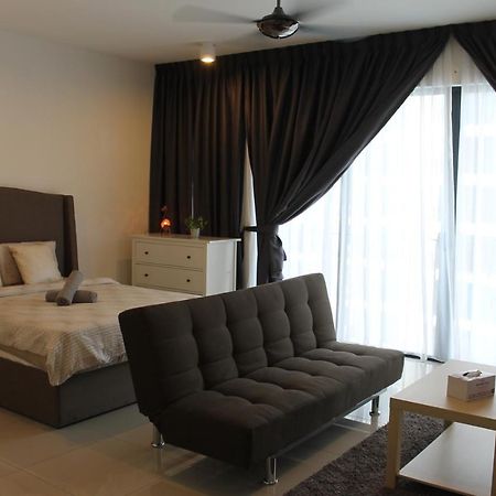 Studio Room Next To Sccc At Trefoil Setia Alam For 2-4 Pax Экстерьер фото